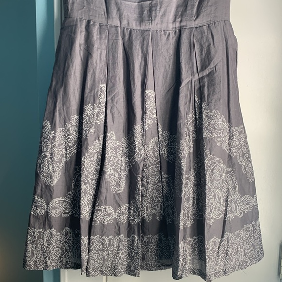 Beautiful detail gray and white dress - Picture 2 of 4